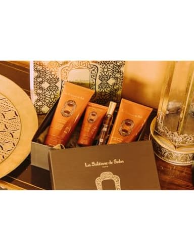 La Sultane de Saba - COFFRET AYURVÉDIQUE ADDICT Lait ayurvédique 200ml - Crème mains ayurvédique 50ml - Gommage aux protéines de soie 200ml - Eau de parfum ayurvédique 15ml