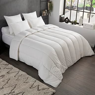 DODO - Couette Tempérée Micro Respirante 240x260 cm - pour Lit 2 Personnes - Enveloppe 100% Polyester Microfibre - Garnissage Fibre Recyclée MicroRespi - Lavable à 40°C